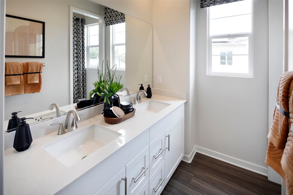 A bathroom with a sink and mirror.