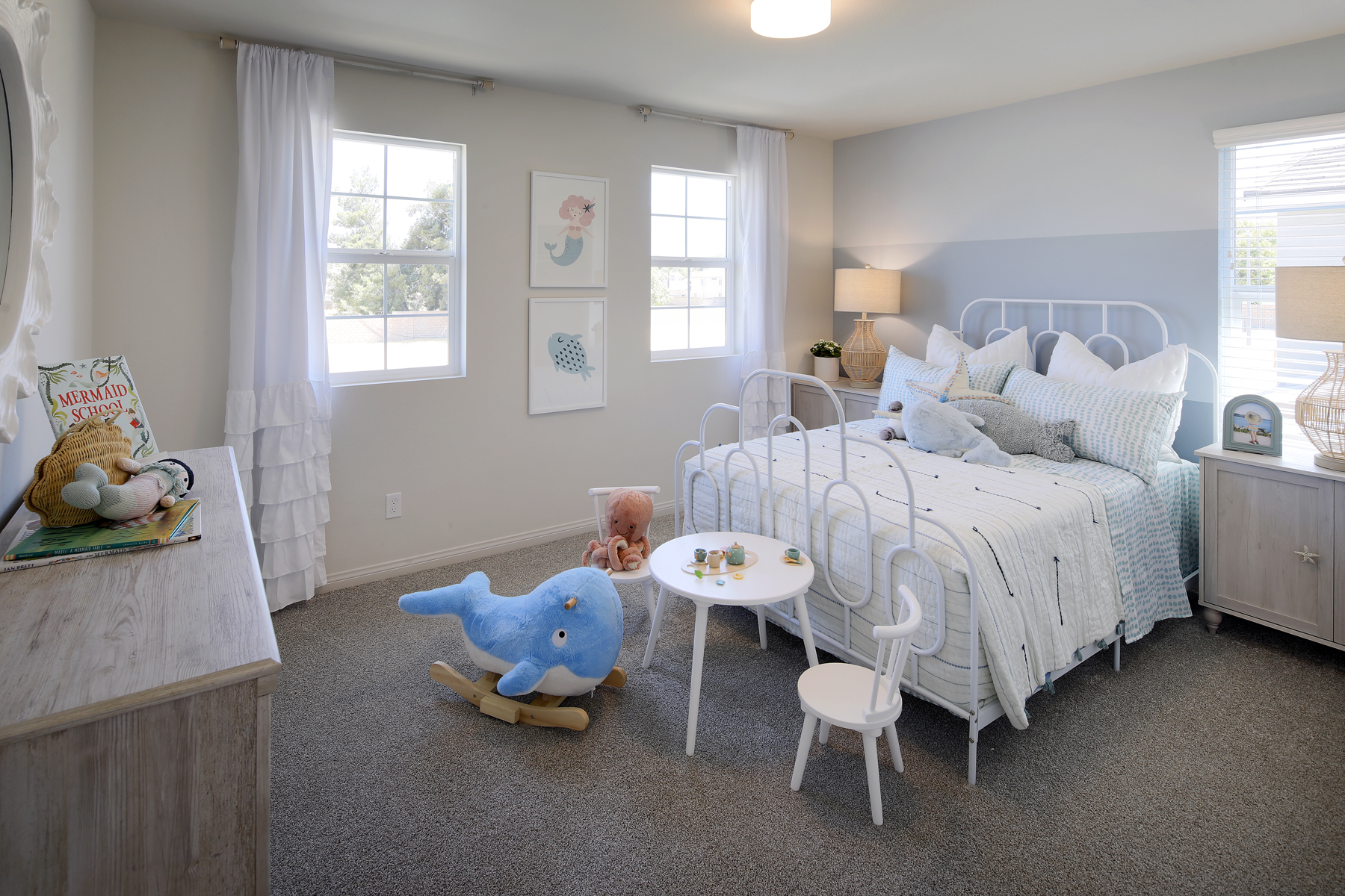 A bedroom with a bed and a desk.