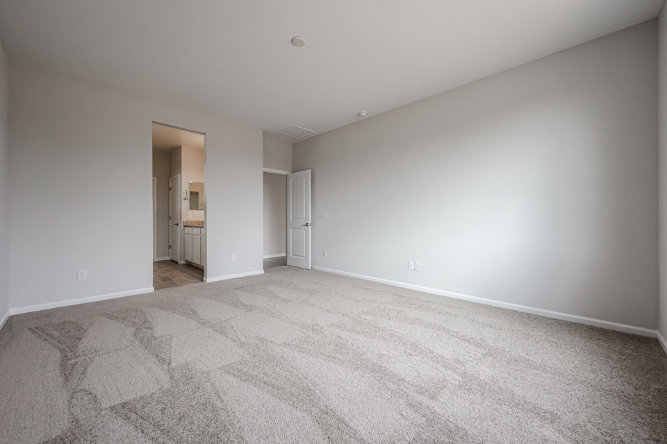 A room with carpet and a carpet.