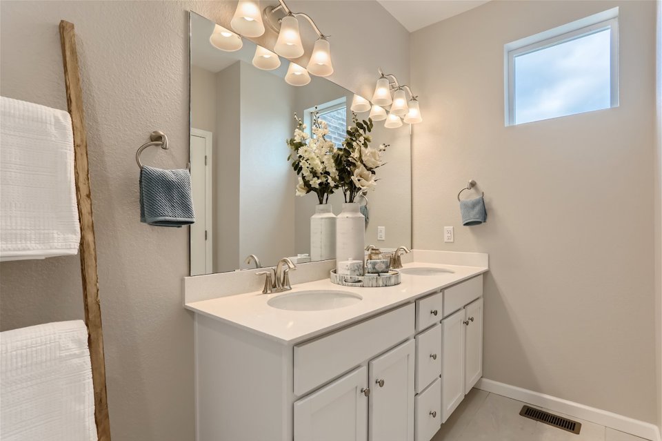 A bathroom with a sink and a mirror.