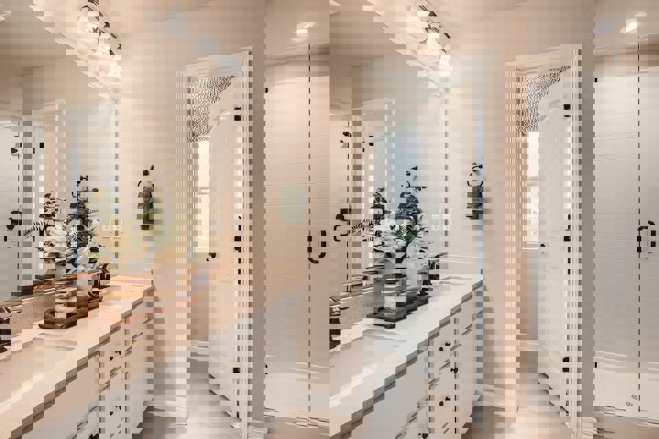 A bathroom with a sink and a mirror.