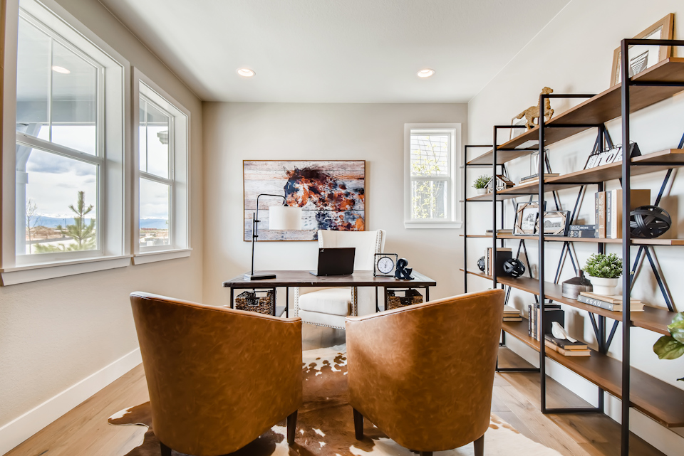 A room with a desk and chairs.