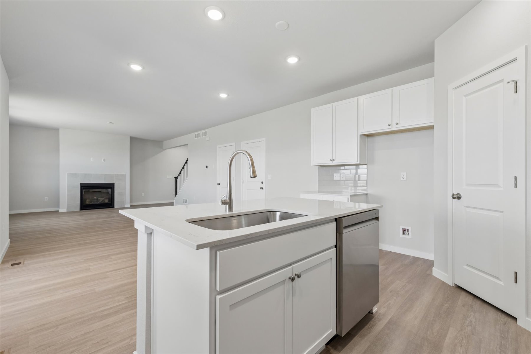 A kitchen with white cabinets.