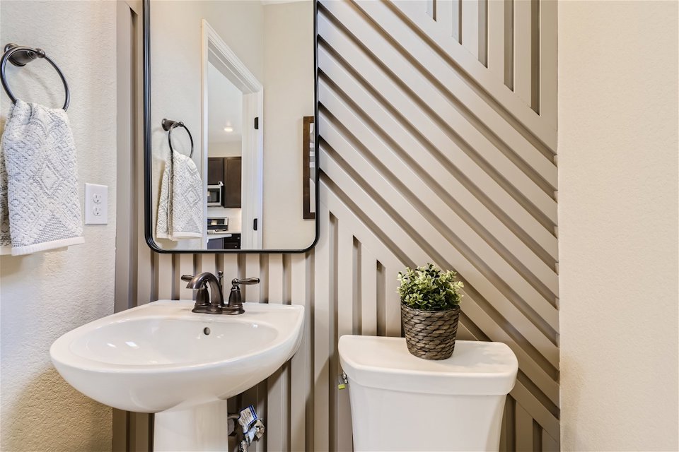 A bathroom with a sink and a mirror.