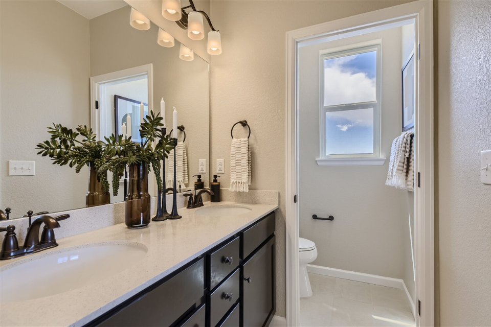 A bathroom with a sink and a mirror.