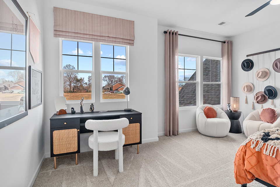 A room with a desk and chairs.