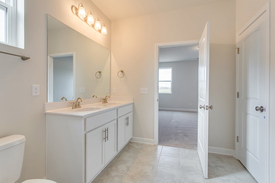 A bathroom with a sink and a mirror.