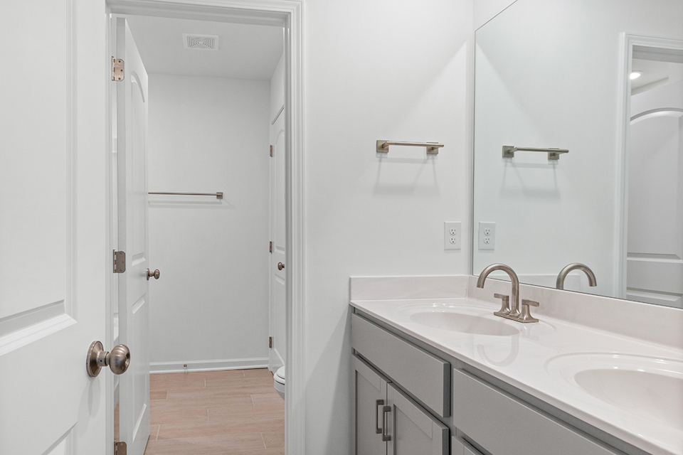 A bathroom with a sink and a mirror.