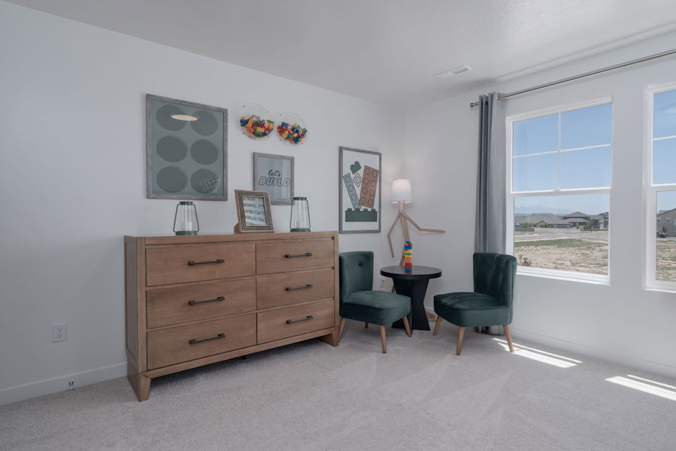 A room with a desk and chairs.