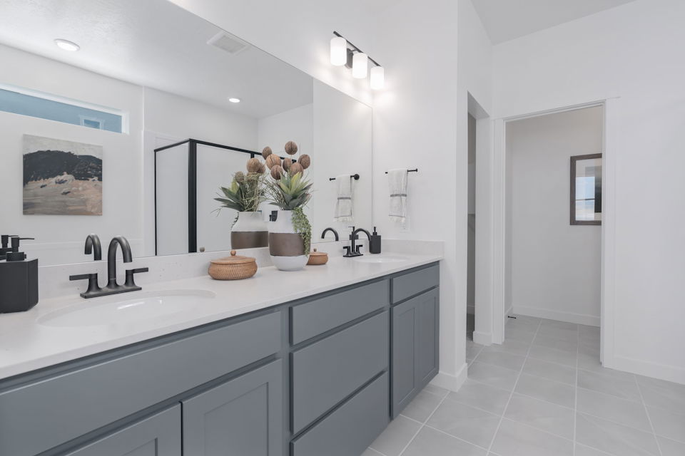 A bathroom with a sink and a mirror.