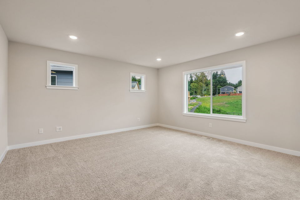A room with a window and a carpet.