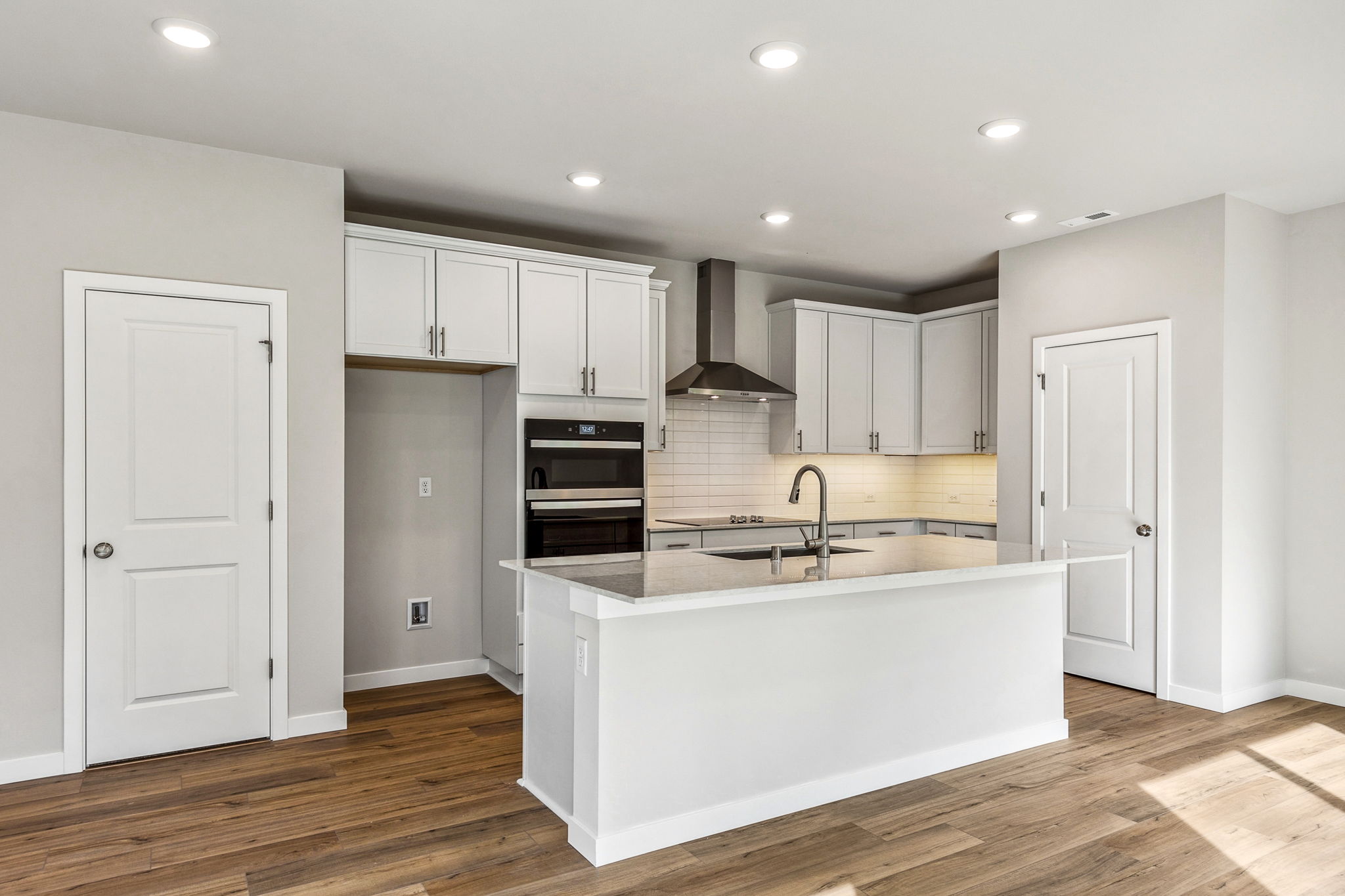 A kitchen with white cabinets.