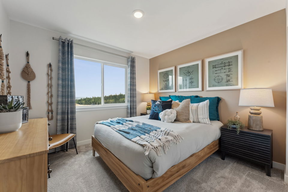 A bedroom with a bed and a desk.