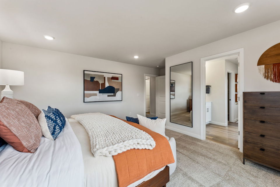 A bedroom with two beds.