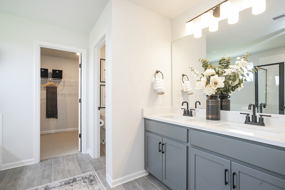 A bathroom with a sink and a mirror.