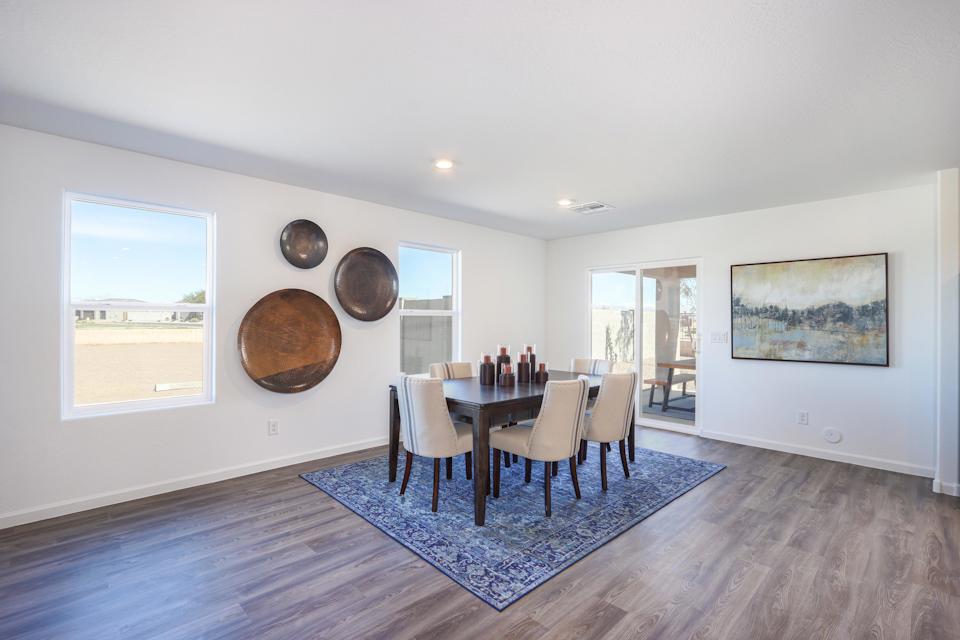 A dining room with a rug.